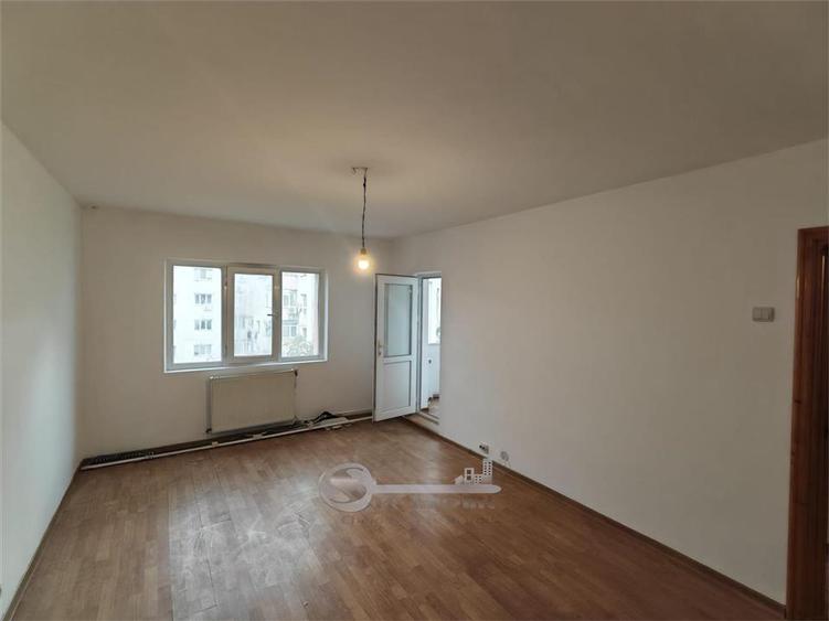 Apartament cu 3 camere decomandat în Nicolina