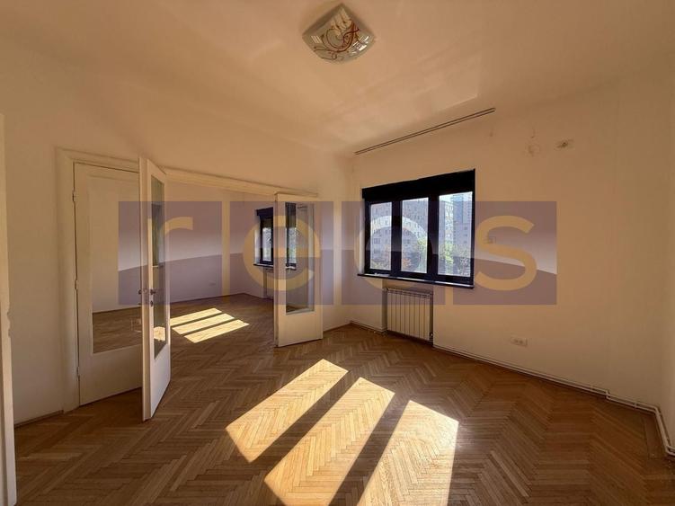 Apartament cu 5 camere semidecomandat, mobilat în Amzei