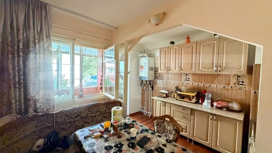 Apartament cu 3 camere semidecomandat, mobilat în Craiovița Nouă