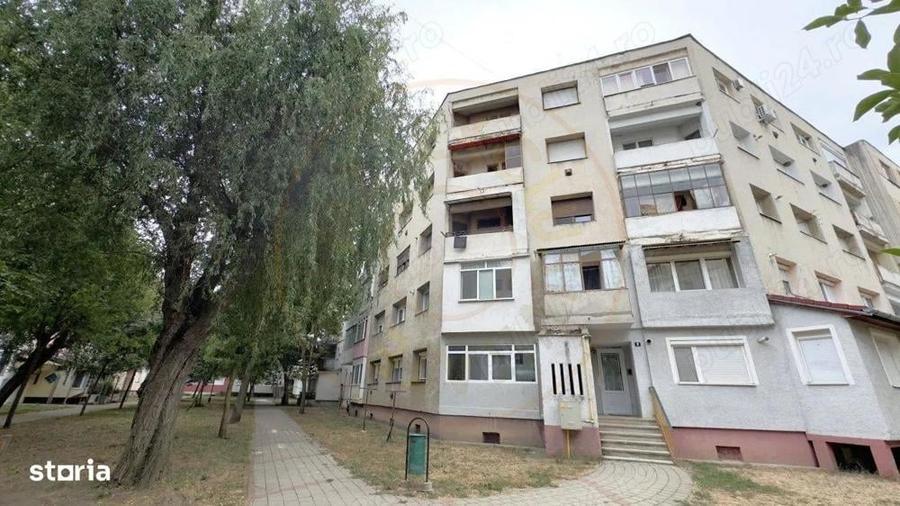 Apartament cu 3 camere semidecomandat în Carei