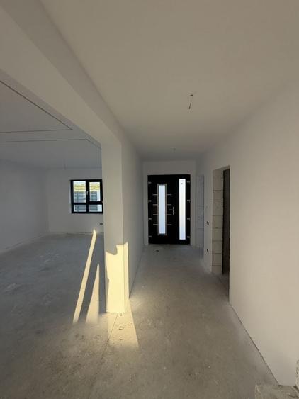 Casă cu 4 camere în Exterior Vest