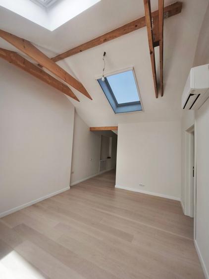 Apartament cu 4 camere semidecomandat în P-ța Victoriei