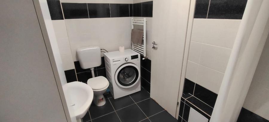 Apartament cu 3 camere semidecomandat, mobilat în Central