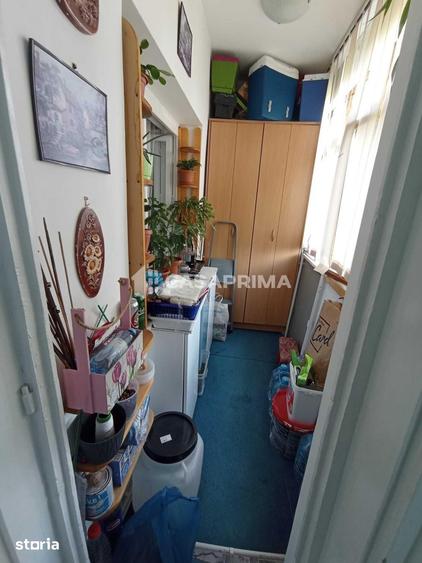 Apartament cu 3 camere semidecomandat în Podu Roș