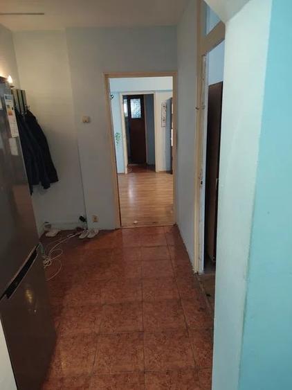 Apartament cu 3 camere semidecomandat în Berceni