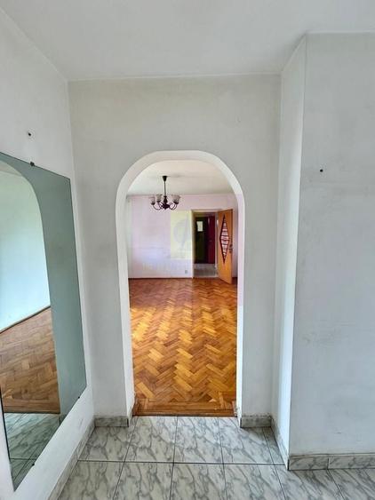 Apartament cu 3 camere semidecomandat în Berceni