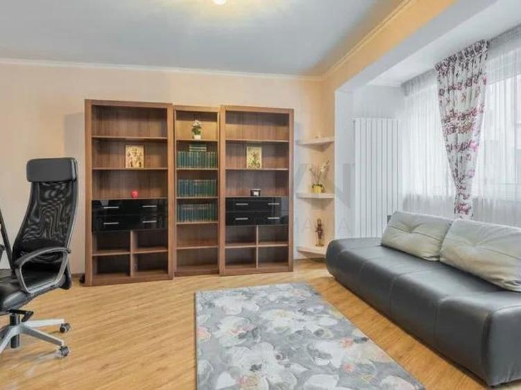 Apartament cu 3 camere semidecomandat în Ultracentral