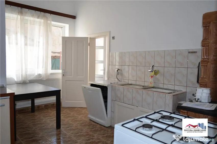 Casă cu 4 camere cu Teren 300 Mp în Central