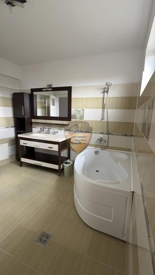 Casă individuală cu 5 camere cu Canalizare în Lazu