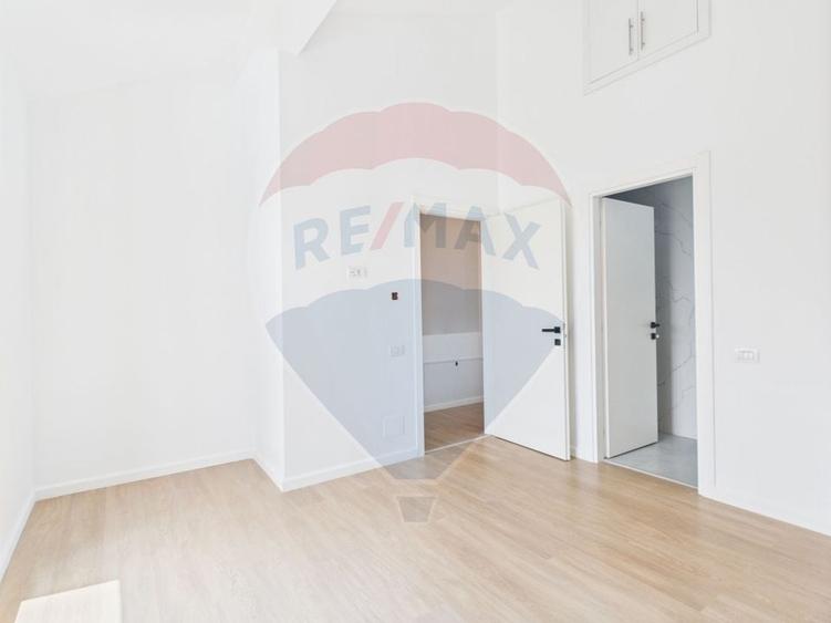 Apartament cu 4 camere semidecomandat în Tunari