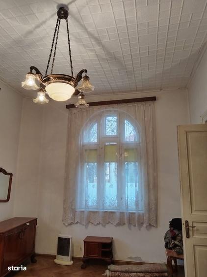 Casă cu 4 camere în Central