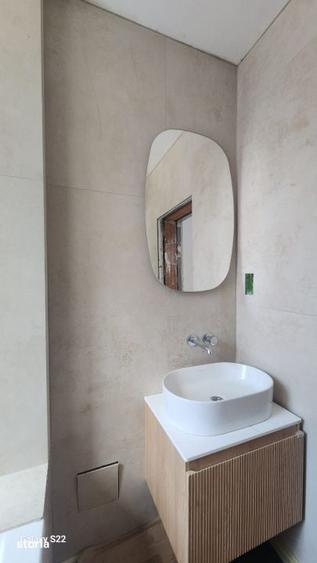 Casă cu 7 camere cu Teren 500 Mp în Central