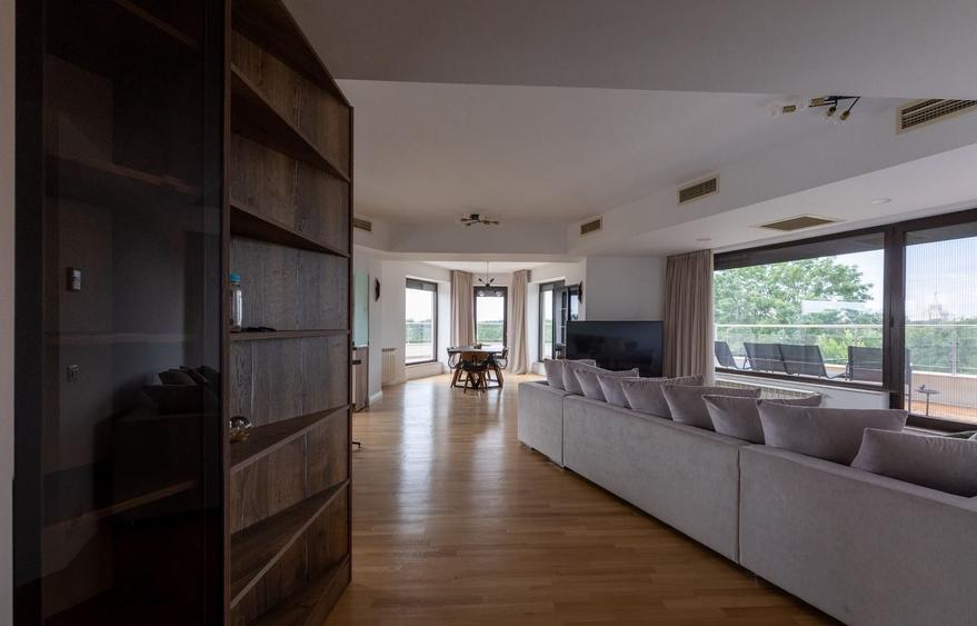 Apartament cu 4 camere decomandat în Herăstrău