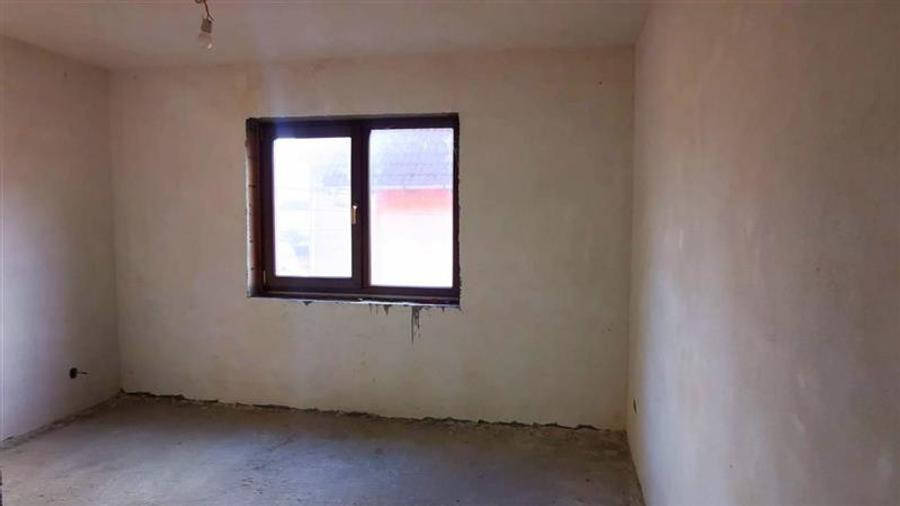 Casă individuală cu 6 camere cu Canalizare în Sud