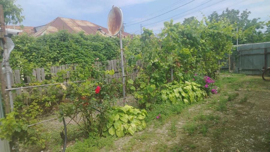 Casă cu 4 camere în Mărcești