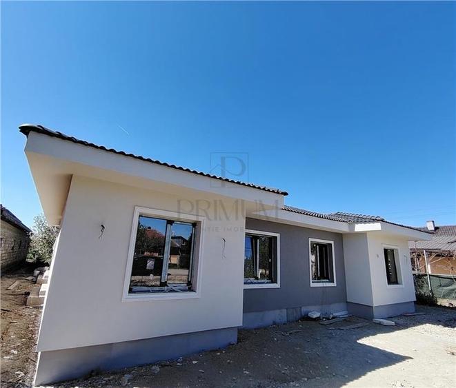 Duplex cu 3 camere cu Canalizare în Albina
