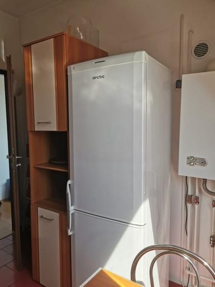 Apartament cu 3 camere semidecomandat, mobilat în Girocului