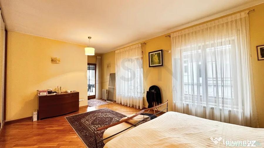 Apartament cu 5 camere semidecomandat în Capitale