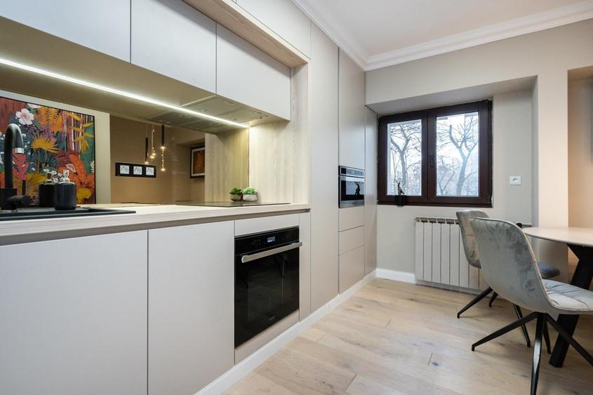 Apartament cu 4 camere decomandat, mobilat în Victoriei