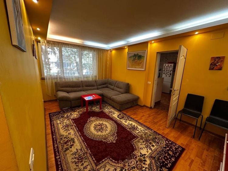 Apartament cu 3 camere decomandat în Pajura