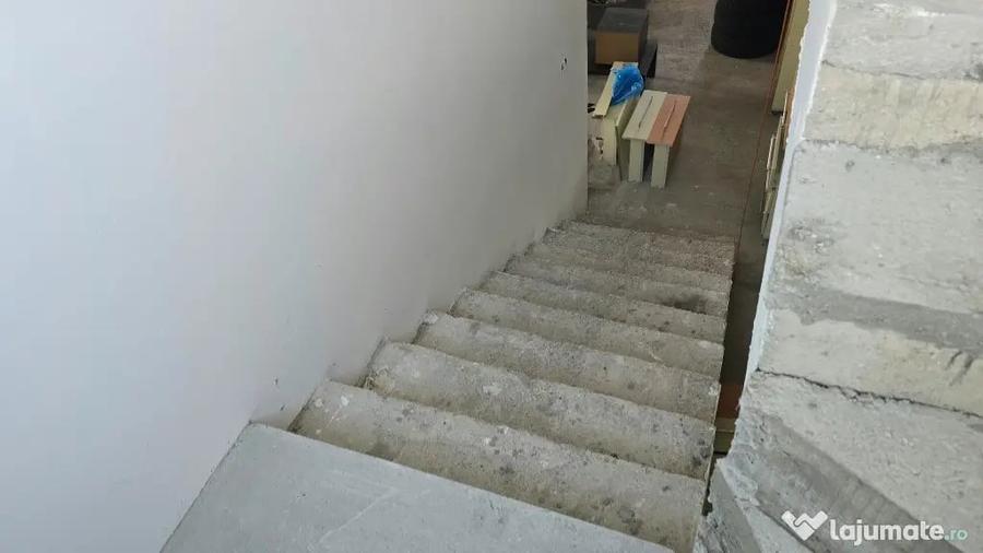 Casă cu 8 camere cu Teren 830 Mp în Brănișca