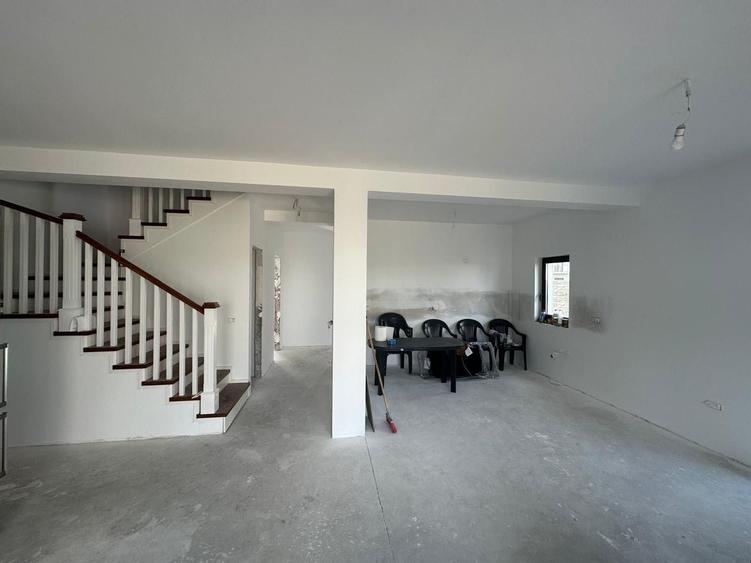 Duplex cu 4 camere cu Canalizare în Dumbrăvița