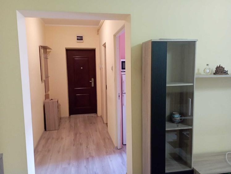 Apartament cu 3 camere decomandat în Zăvoi