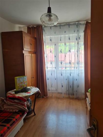 Apartament cu 3 camere decomandat, mobilat în Răcădău