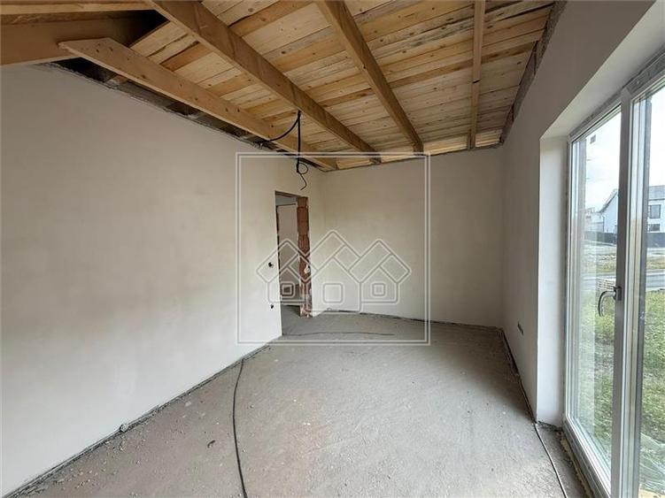 Casă individuală cu 5 camere cu Canalizare în Șura Mică