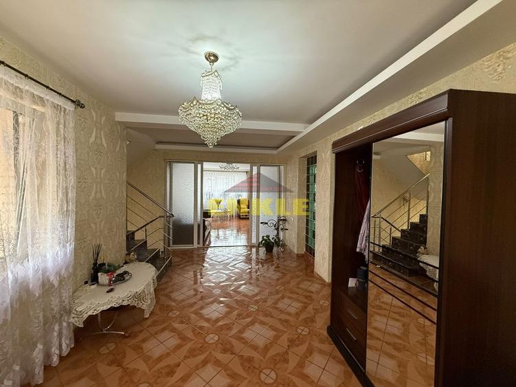 Casă individuală cu 8 camere cu Teren 150 Mp în Central
