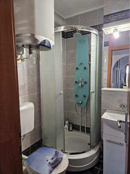 Apartament cu 4 camere decomandat în Zimandcuz