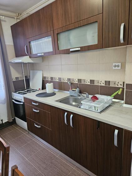 Apartament cu 3 camere semidecomandat în Petrești