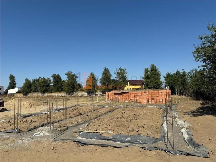 Casă individuală cu 3 camere cu Canalizare în Mărăcineni