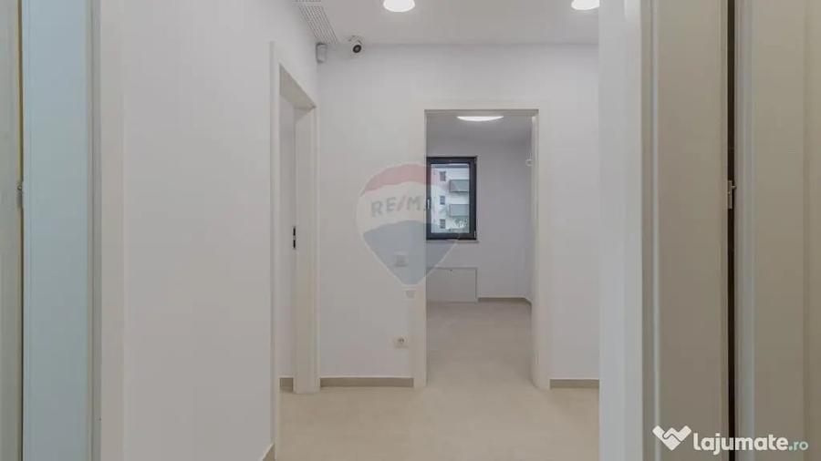 Apartament cu 9 camere decomandat în Astra