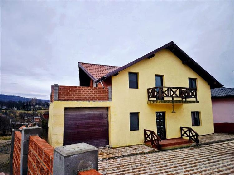 Casă cu 5 camere cu Teren 464 Mp în Bucium