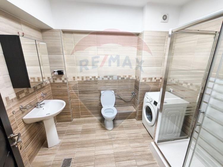Apartament cu 3 camere semidecomandat, mobilat în Periferie