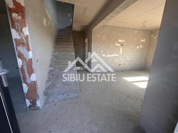 Duplex cu 4 camere cu Canalizare în Mohu
