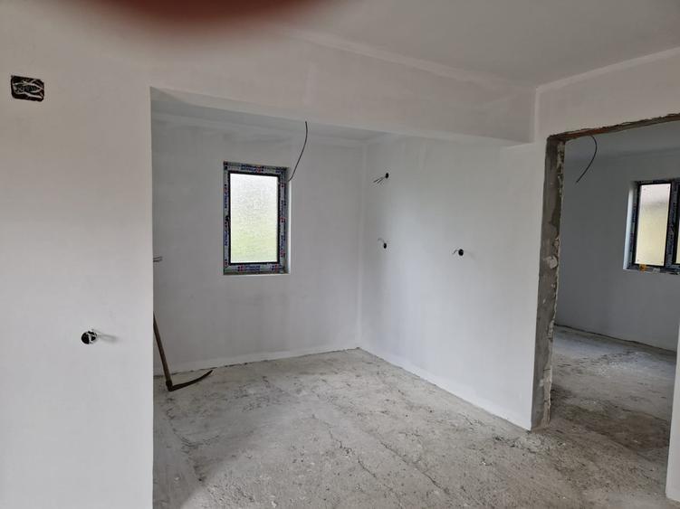 Casă individuală cu 4 camere cu Teren 180 Mp în Est