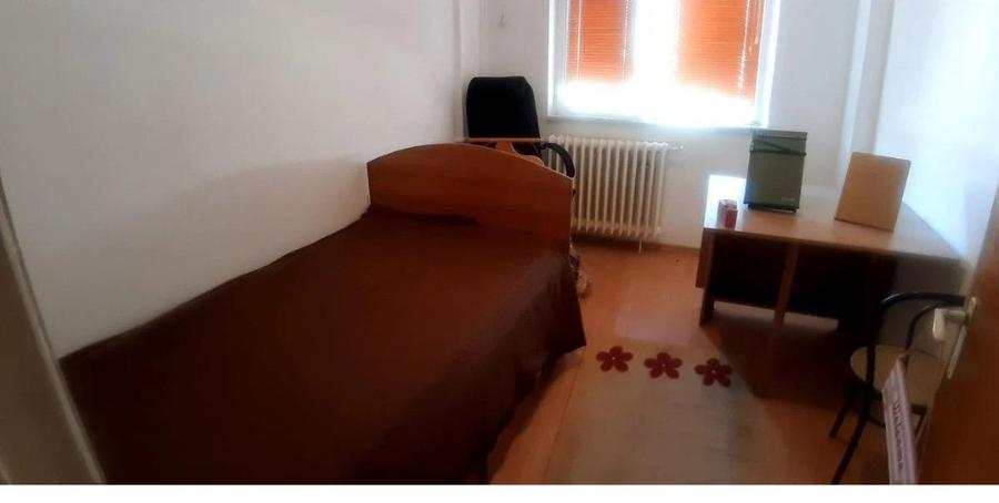 Apartament cu 3 camere semidecomandat în Tineretului