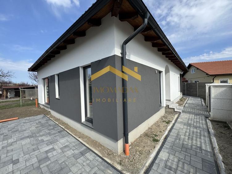 Casă individuală cu 3 camere cu Canalizare în Utvin