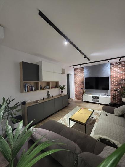 Apartament cu 4 camere semidecomandat, mobilat în P-ța Gorjului