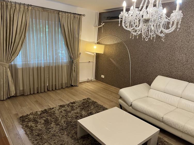 Apartament cu 4 camere decomandat, mobilat în Balta Albă