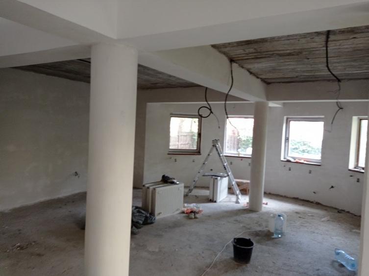 Casă individuală cu 8 camere cu Canalizare în Fundeni