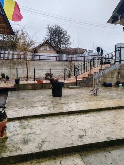 Casă individuală cu 5 camere cu Canalizare în Mânjești