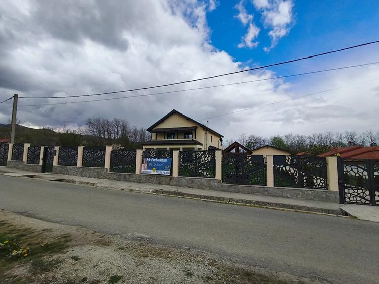 Casă individuală cu 5 camere cu Garaj în Crasna