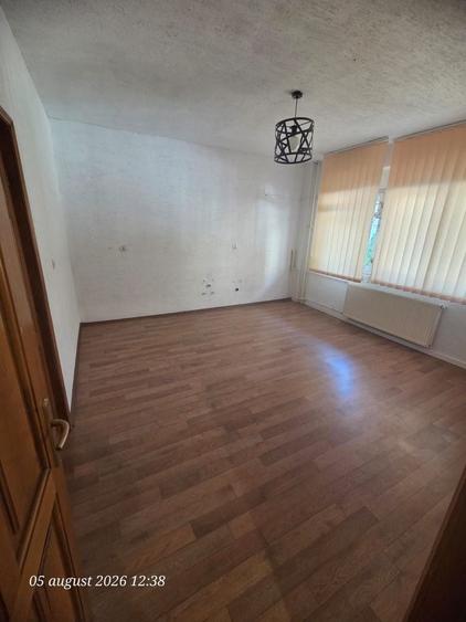 Casă individuală cu 12 camere cu Canalizare în Central