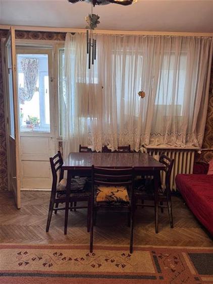 Apartament cu 3 camere semidecomandat în Obor