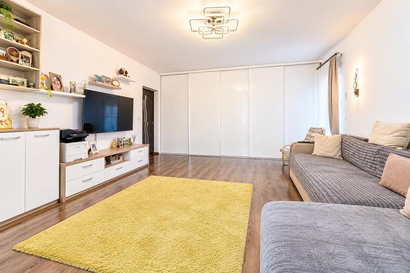 Apartament cu 3 camere decomandat în Rediu