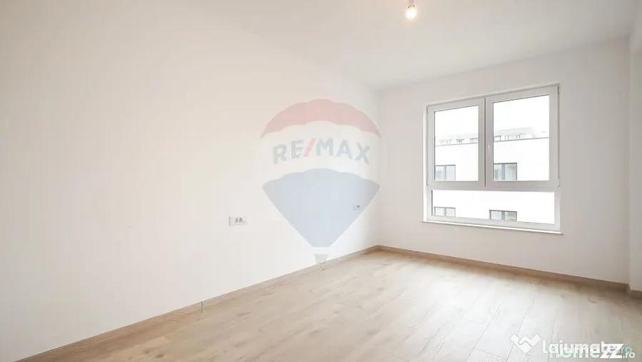Apartament cu 3 camere semidecomandat în Tractorul