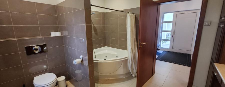 Casă individuală cu 8 camere cu Canalizare în Central